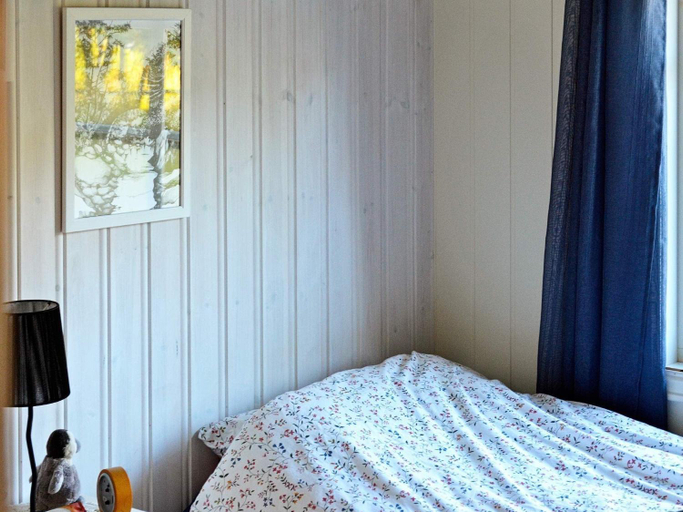 Bedroom 2, person holiday home in LAUPSTAD, Hadsel