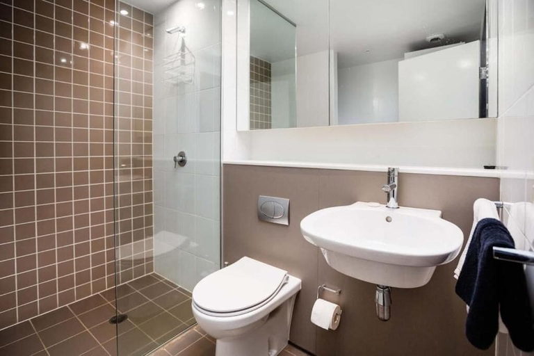 Bathroom, Honeysuckle Suites, Newcastle - Inner City