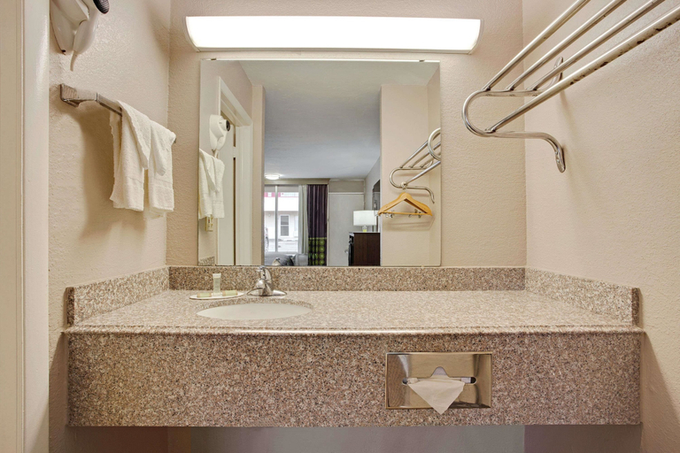 Bathroom 4, Super 8 by Wyndham Oklahoma/Frontier City, Oklahoma