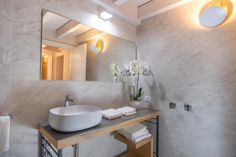 Bathroom 4, Borgo di Drugolo, Brescia