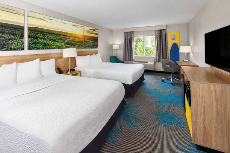 Bedroom 3, Days Inn & Suites by Wyndham Morris/I-80, Grundy