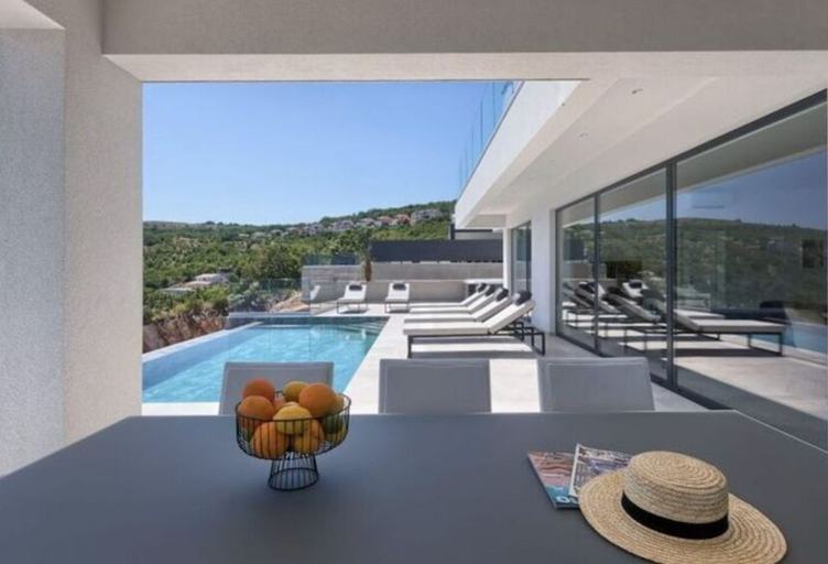 Pool 4, Villa Ateneum Comfortable Holiday Residence, Labin