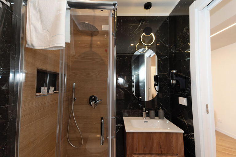 Bathroom 5, Kira Suite and Rooms, Napoli