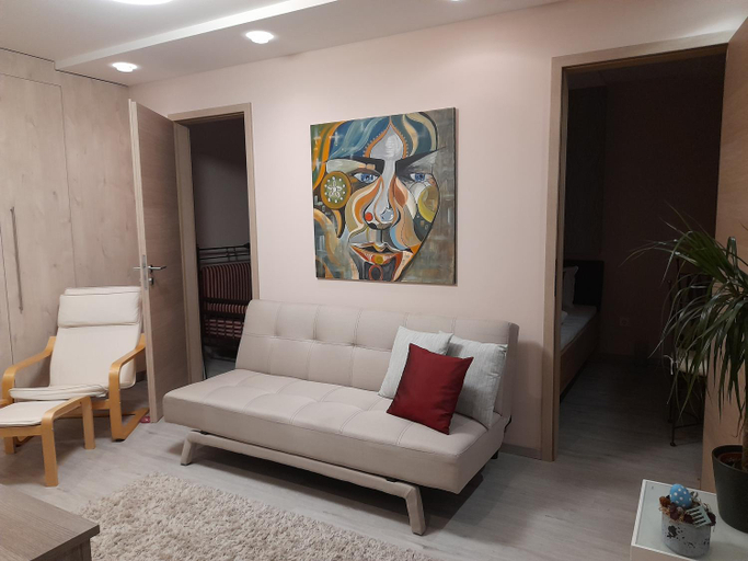 Others 3, Gotzer Apartman, Komlói