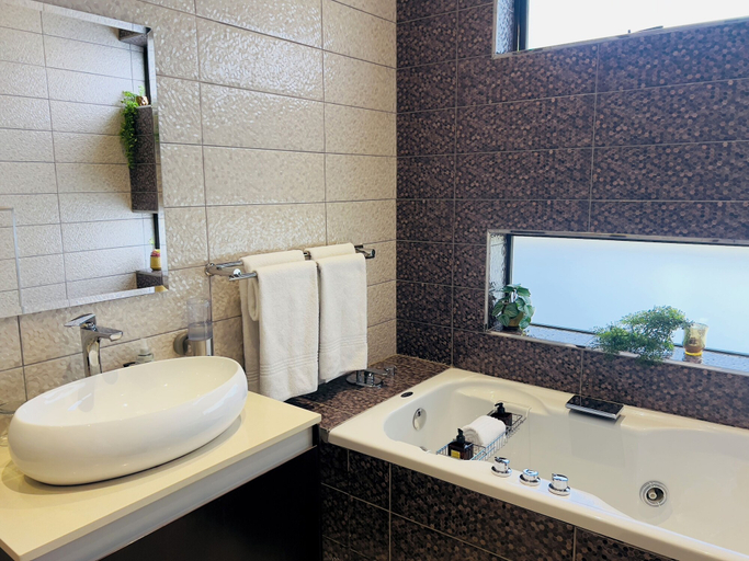Bathroom 5, ONE O EIGHT BOUTIQUE HOTEL, Ekurhuleni