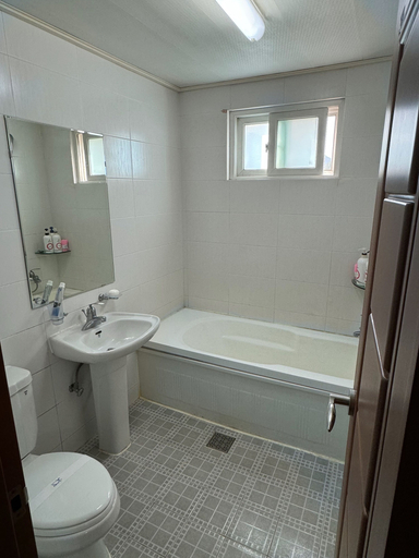Bathroom 3, High Valley Hotel, Jeongseon