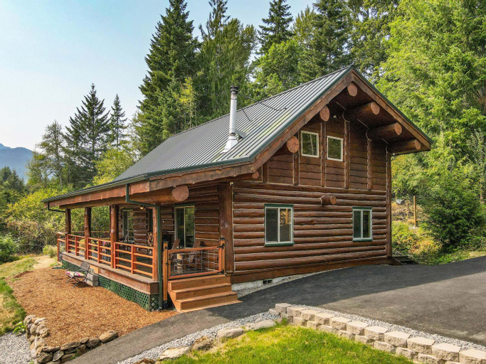 The Log Cabin home, Skamania