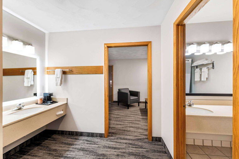 Bathroom 4, Quality Inn & Suites Munising, Alger