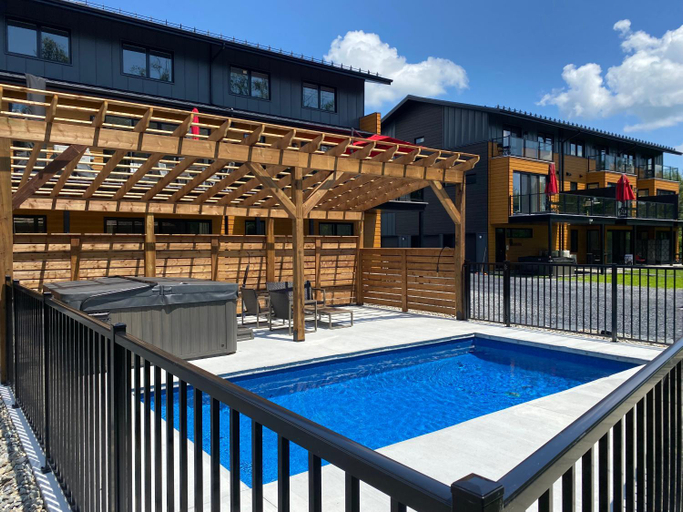 Sport & Beauty 2, Le Memph Aigle spacious comfortable condo cottage eco friendly 3 bedrooms - hot tub & pool Memphrema, Memphrémagog