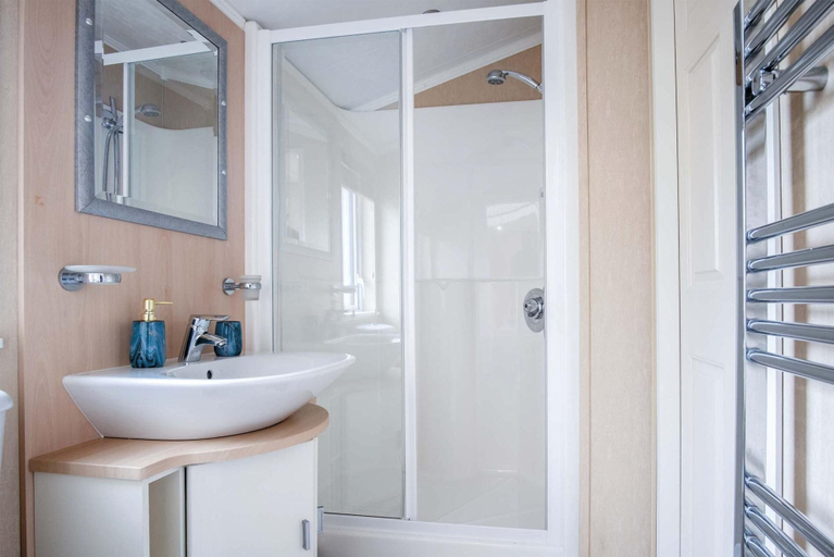 Bathroom 3, 3 Manor Lodge - 2 Bedroom Lodge - Pendine, Carmarthenshire