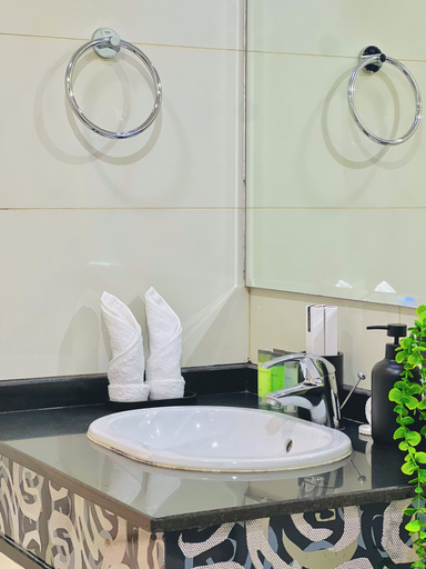 Bathroom 2, Waves - Executive Bay Studio: Canal View/Modern Amenities, Dubai