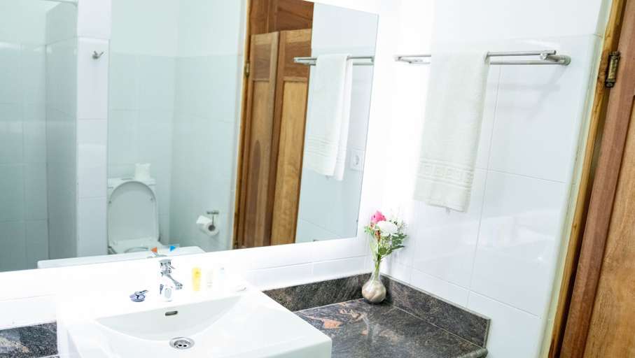 Bathroom 5, Golden Hill Parker Hotel, Komenda-Edina-Eguafo-Abirem
