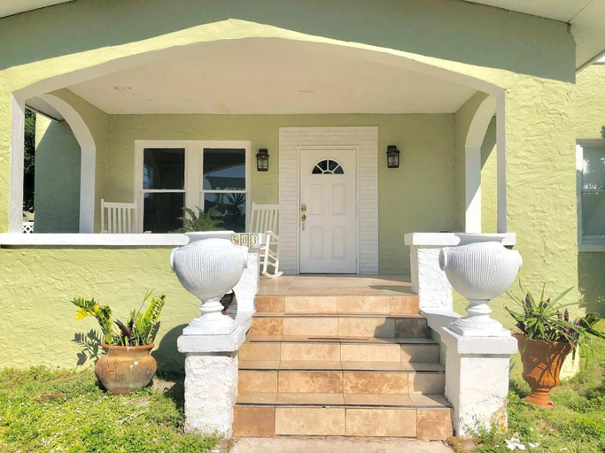 Exterior & Views