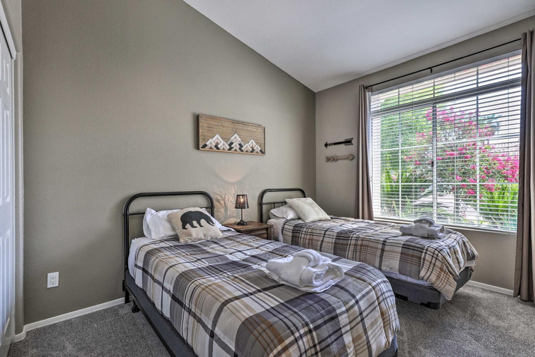 Others 5, Hot Tub & Fire Pit: Phoenix Oasis Near Hiking!, Maricopa