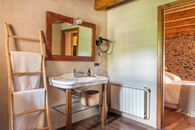 Bathroom 3, Mas Sant Marc, Girona