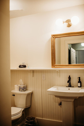 Bathroom 3, The Crystal River Inn, Hays