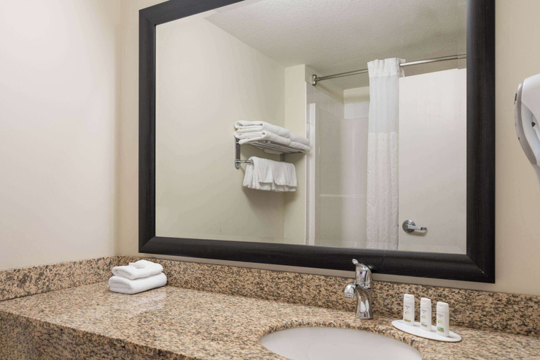Bathroom 4, Super 8 by Wyndham Sherwood Park/Edmonton Area, Division No. 11
