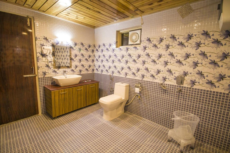 Bathroom, Fab Hotel Mount Edge, Kangra