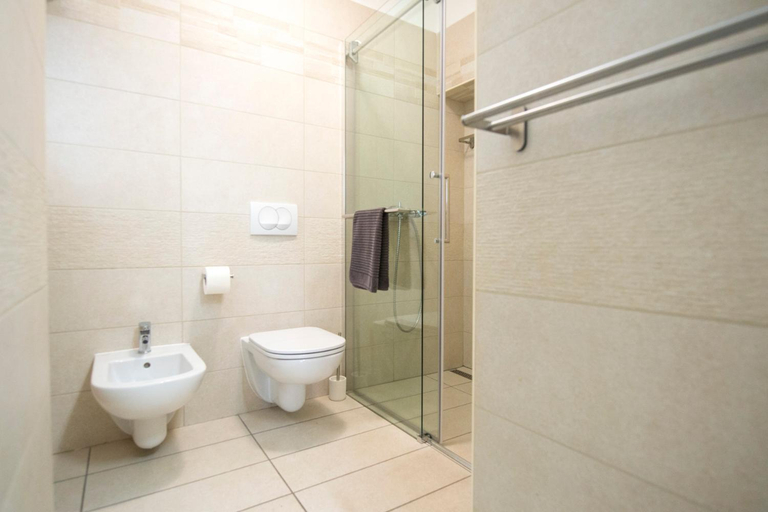 Bathroom 3, Apartments E & E Piran, Piran