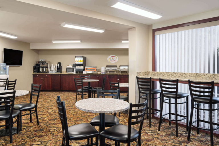 Food & Drinks 5, Super 8 by Wyndham Sherwood Park/Edmonton Area, Division No. 11