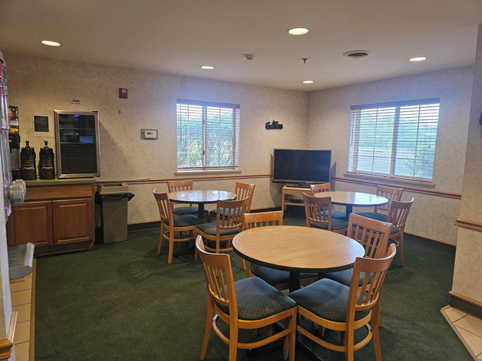 Food & Drinks 5, Super 8 by Wyndham Ava, Douglas