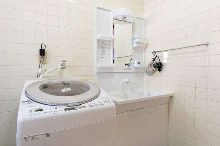 Bedroom 2, Within 5 minutes by car to Churaumi Aquarium/BBQ available/Rooftop terrace with sunset view/4 bedrooms, single-house rental/3 parking spaces/Maximum capacity of 18 guests, Motobu