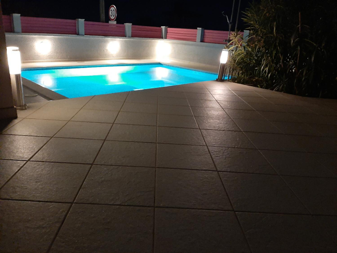 Others 4, Helles Doppelzimmer mit Bad, Terrasse und Pool, seperater Eingang, Liznjan, Istrien, Ližnjan