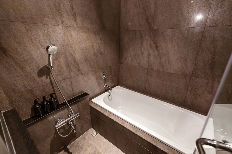 Bathroom 10