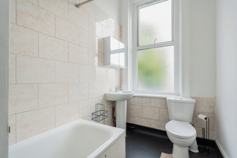 Bathroom, London Oasis - Modern 3 Bedroom Apartment, London