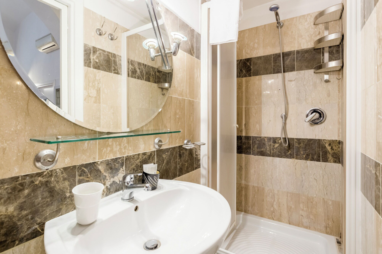 Bathroom 2, Sanniti's Apartments, Roma