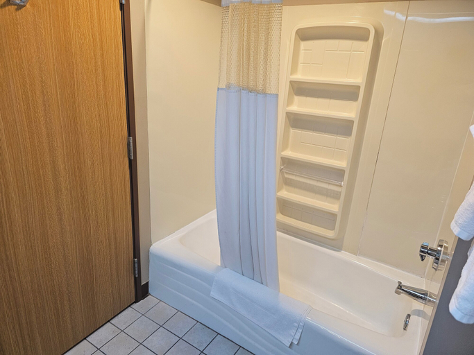 Bathroom 4, Super 8 by Wyndham Ava, Douglas