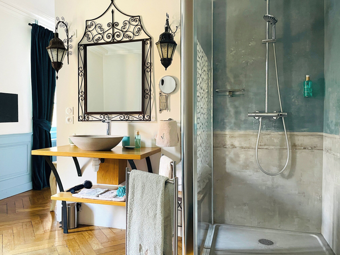 Bathroom 5, Le Clos des Fayettes, Rhône