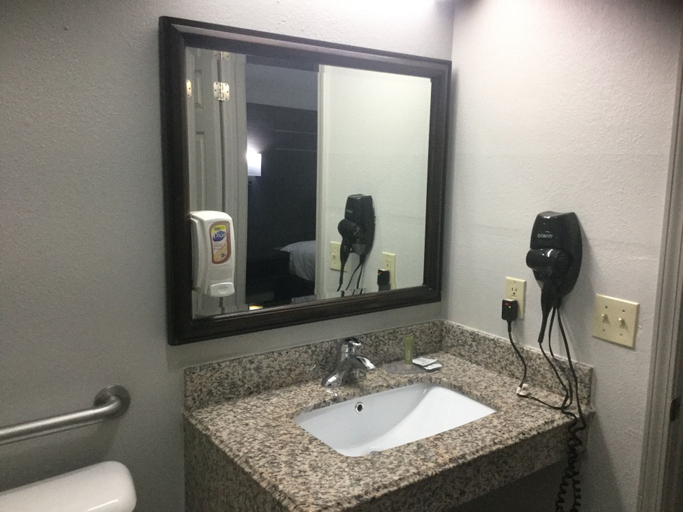 Bathroom 4, Muskogee Inn And Suites, Muskogee