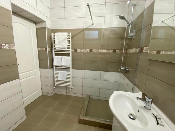 Bathroom 1, Prestige House, Tulcea