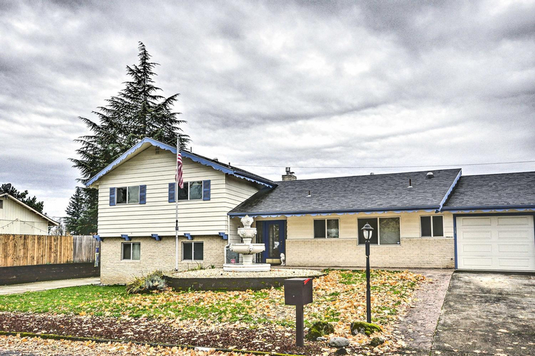 Vancouver Home with Hot Tub Less Than 15 Mi to Portland!, Clark