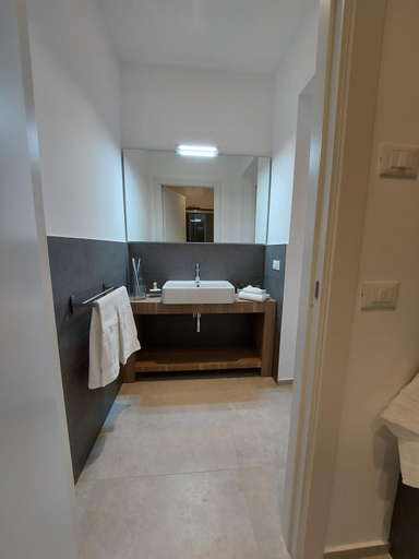 Bathroom 2, Via Fardella 204, Trapani