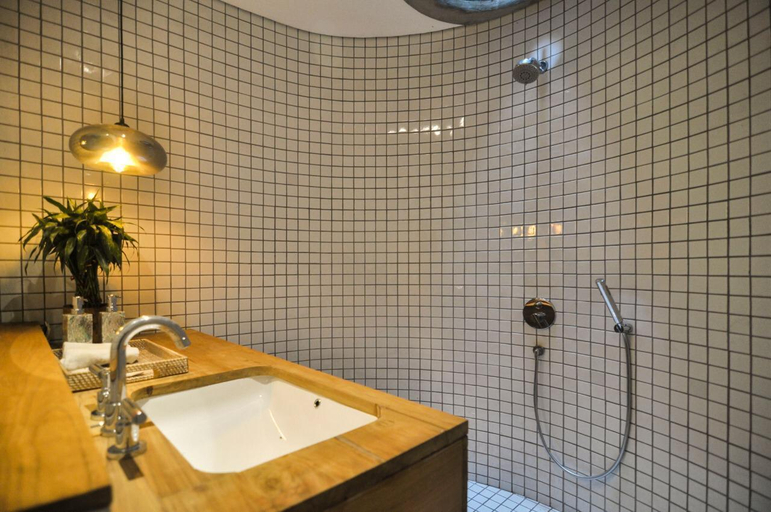 Bathroom 18