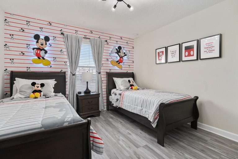 3, LUXURY 4 BR Townhouse w/ Pool & Waterpark (Minutes to Disney), Osceola