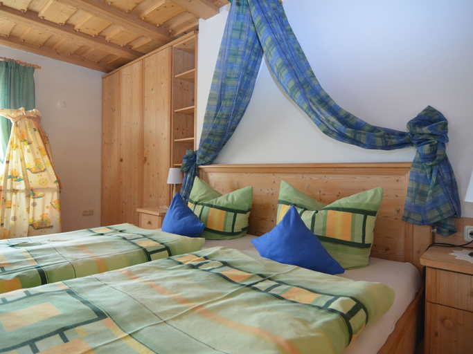 Bedroom 2, Gemutliches Appartement in Bayern mit Sauna, Regen