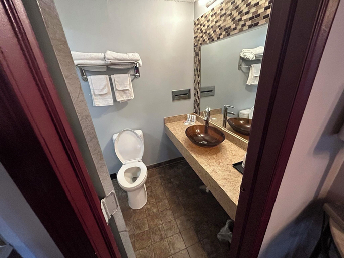 Bathroom 5, Scottish Inns Harrisburg Hershey South, York