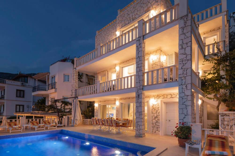 Exterior & Views