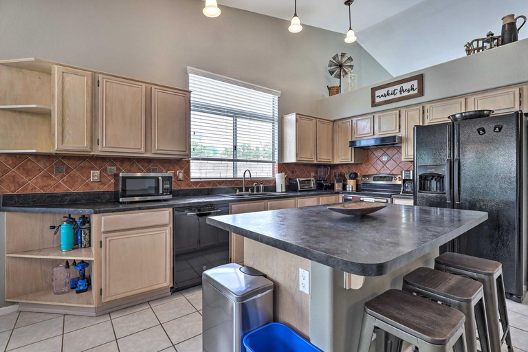 Others 2, Hot Tub & Fire Pit: Phoenix Oasis Near Hiking!, Maricopa