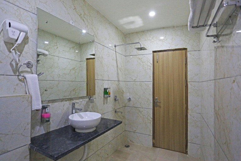 Bathroom 5, Hotel Decent Suites - Delhi Airport, Delhi