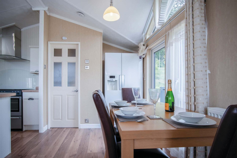 Others 4, 3 Manor Lodge - 2 Bedroom Lodge - Pendine, Carmarthenshire
