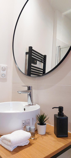 Bathroom 2, Artpink - Ideal Pros - Proche commerces - Agathor, Allier