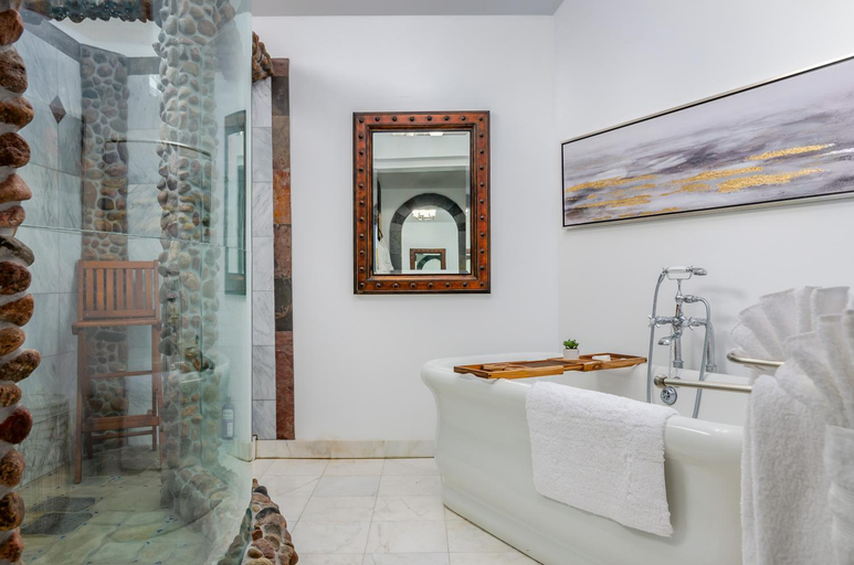 Bathroom 3, New Park Venue & Suites, Tompkins