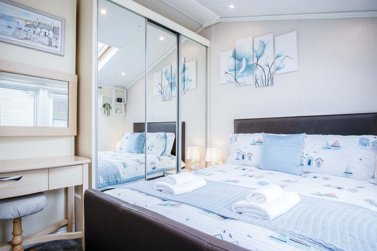 Bedroom 2, 2 Manor Lodge - 2 Bedroom Lodge - Pendine, Carmarthenshire