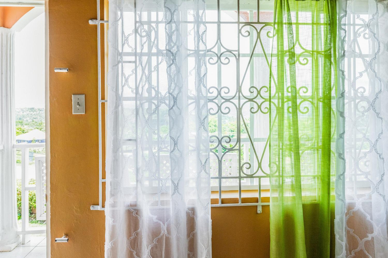 2, YanceyLargo- 4BR Villa Jacuzzi & Mountain Views