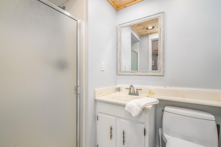 Bathroom, Bee Branch 05, Avery