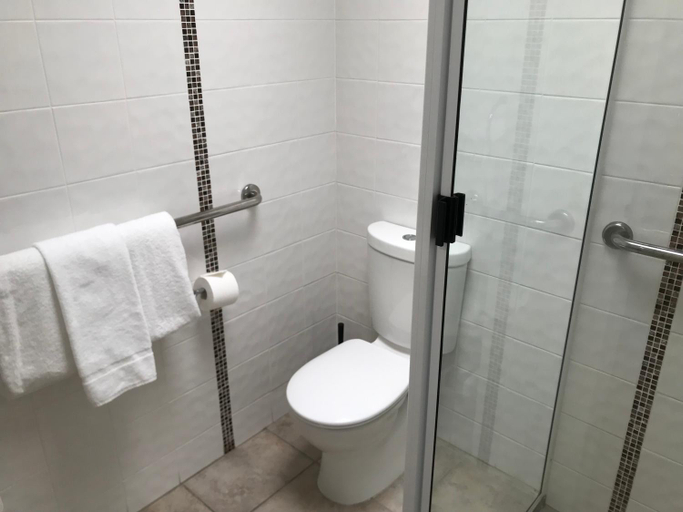 Bathroom 2, Pioneer Lodge Motel, Kingaroy